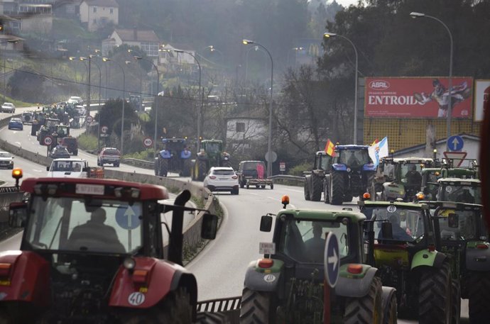 Varios tractores de agricultores llegan a Ourense durante una manifestación en la segunda jornada de protestas, a 7 de febrero de 2024 en Ourense, Galicia (España). Agricultores y ganaderos de toda España han sacado sus tractores a las carreteras por se