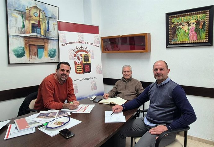 El presidente de la Mancomunidad Campiña Sur Cordobesa, Miguel Ruz (dcha.), en su visita a Santaella.