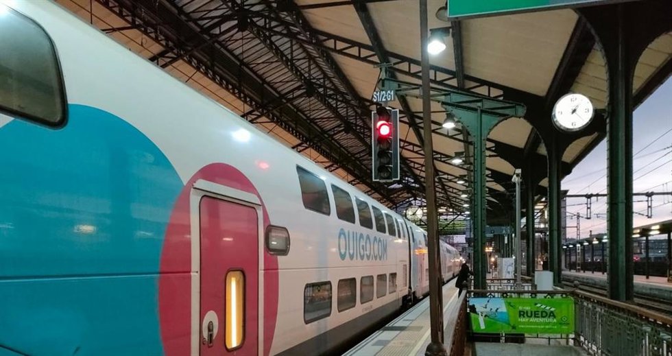 Un tren de Ouigo en la estación Campo Grande de Valladolid.