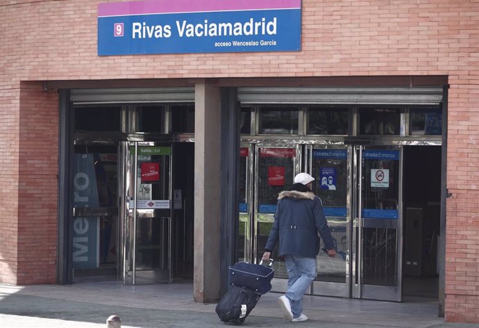 Archivo - Una persona entra a la estación de metro de Rivas-Vaciamadrid