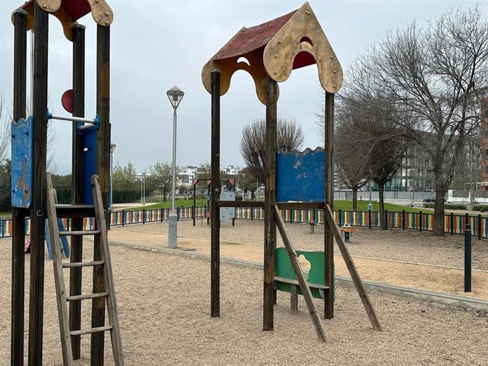 Un parque infantil de Córdoba con signos de deterioro.
