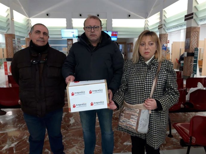 Aveprenco entrega en el Ayuntamiento 5.000 firmas de ciudadanos ante la prórroga de las licencias para la venta de prensa en kioscos.