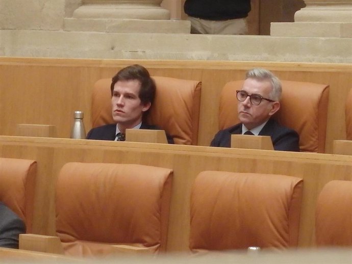 Los diputados de Vox Ángel Alda y Héctor Alacid en el Parlamento riojano