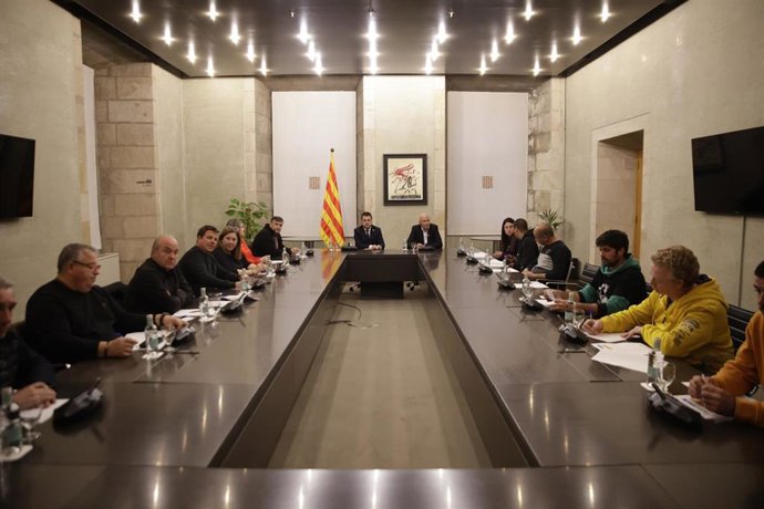 El presidente de la Generalitat, Pere Aragons (1c), y el conseller de Acción Social de la Generalitat, David Mascort (2c), durante su reunión con representantes del sector agrario, en el Palau de la Generalitat, a 7 de febrero de 2024, en Barcelona, Ca