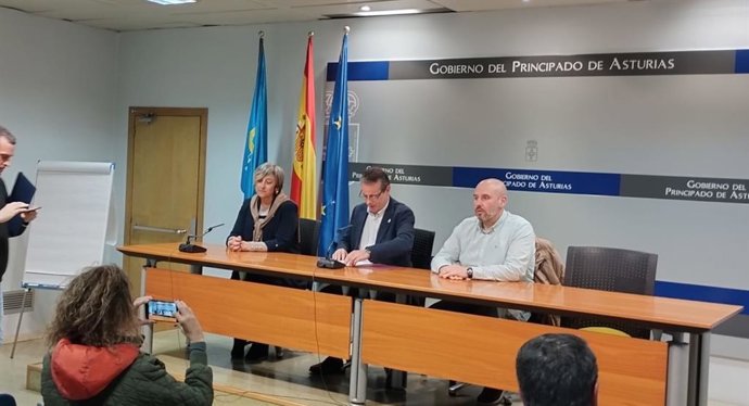El consejero de Medio Rural y Política Agraria, Marcelino Marcos, con los directores generales de Ganadería y Sanidad Agraria, Rocío Huerta, y de Planificación Agraria, Marcos de Rocha.