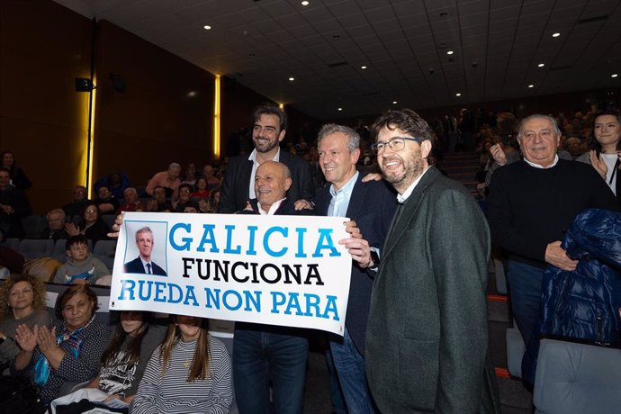 Rueda, Calvo y Carlos Calvelo con un simpatizante en el mitin de Arteixo.