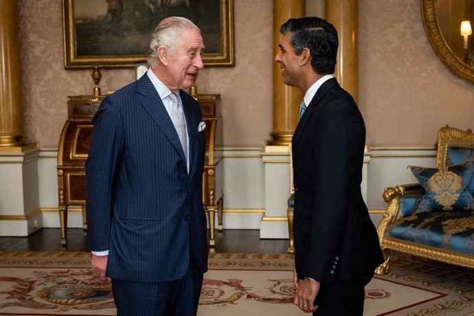 Archivo - 25 October 2022, United Kingdom, London: King Charles III (L) receives newly elected leader of the Conservative Party, Rishi Sunak, at Buckingham Palace, to formally appoint him to form a government. Photo: Aaron Chown/PA Wire/dpa