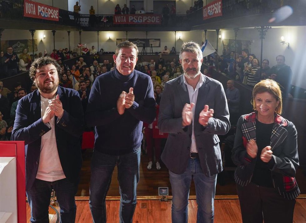 El candidato del PSdeG a la Presidencia de la Xunta, José Ramón Gómez Besteiro, junto al diputado Julio Torrado, el alcalde de Vilagarcía, Alberto Varela, y la cabeza de lista por Pontevedra, Elena Espinosa