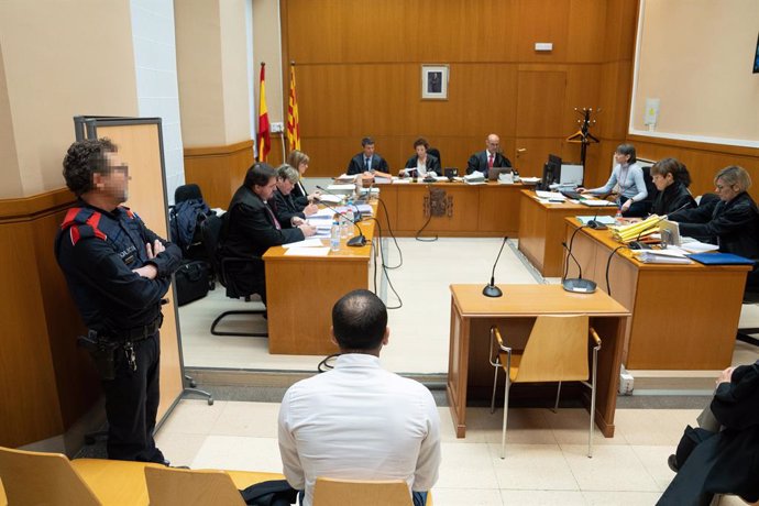El exfutbolista Dani Alves (c) durante un juicio en la Audiencia de Barcelona, a 5 de febrero de 2024, en Barcelona, Catalunya (España). Alves está acusado de agresión sexual a una chica en un baño de la discoteca Sutton de la capital catalana la noche de