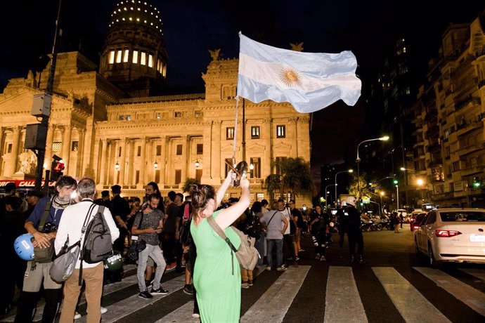 Imagen de archivo de manifestaciones contra le ley omnibus frente al Congreso de Argentina