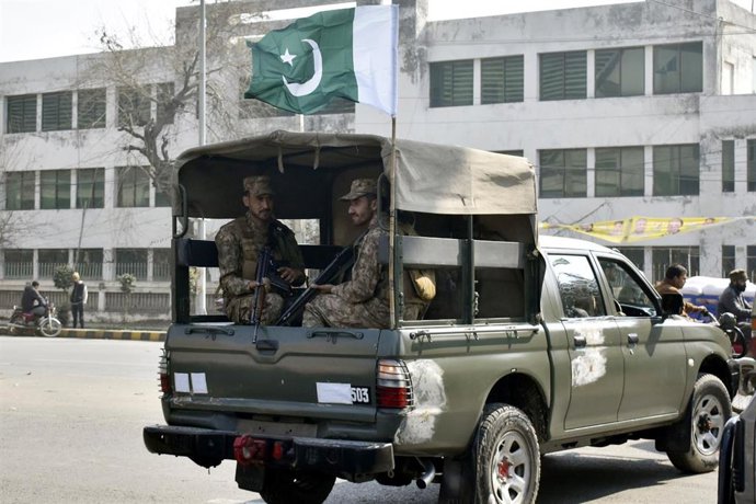 Personal de seguridad en Pakistán ante las elecciones generales