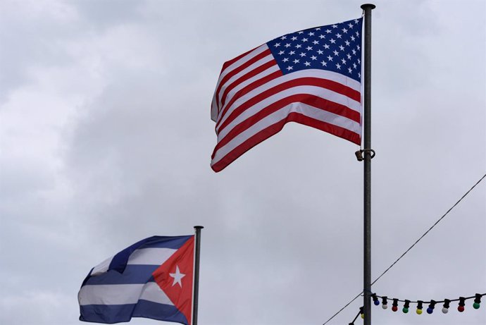 Archivo - July 6, 2022, Baiona, France: Flags of USA and Cuba seen in Baiona.