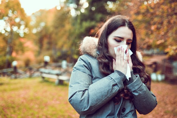 Archivo - Mujer, alergia, mocos, otoño