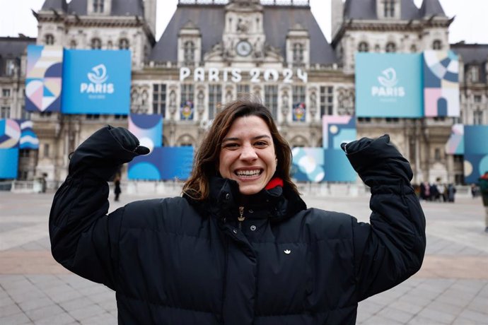 La atleta Irene Sánchez Escribano posa delante del Ayuntamiento de París a menos de seis meses para los Juegos Olímpicos en la capital francesa.