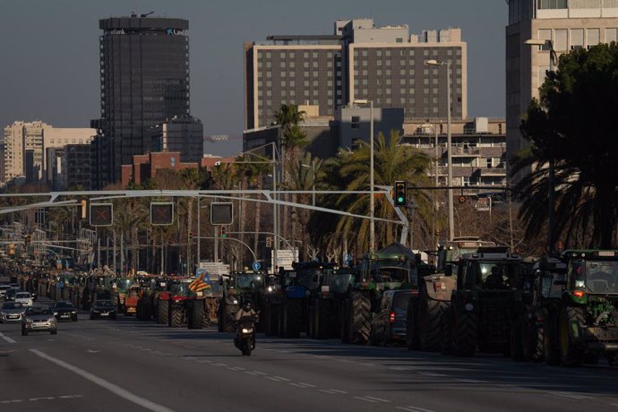 Diversos tractors d'agricultors es dirigeixen a l'avinguda Diagonal durant una manifestació en la segona jornada de protestes, a 7 de febrer de 2024 a Barcelona, Catalunya (Espanya)