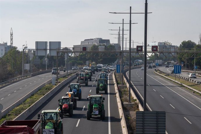 Varios tractores de agricultores se dirigen a la avenida Diagonal durante una manifestación en la segunda jornada de protestas, a 7 de febrero de 2024 en Barcelona, Catalunya (España)