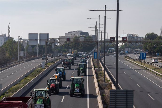 Diversos tractors d'agricultors es dirigeixen a l'avinguda Diagonal durant una manifestació en la segona jornada de protestes, a 7 de febrer de 2024 a Barcelona, Catalunya (Espanya)