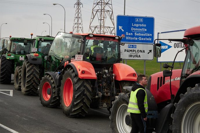 Decenas de tractores colapsan la carretera PA31, a 6 de febrero de 2024, en Pamplona, Navarra (España). Agricultores y ganaderos de toda España han sacado sus tractores a las carreteras desde esta madrugada para pedir mejoras en el sector, entre ellas e