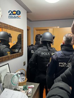 Momento de la entrada de los agentes de la Policía Nacional al domicilio del atrincherado.