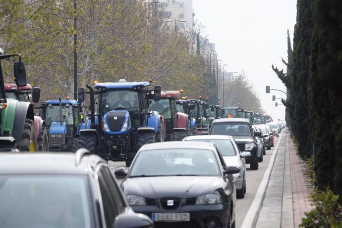 Tractores durante una manifestación de agricultores por una calle de Zaragoza, a 6 de febrero de 2024, en Zaragoza, Aragón (España). 
