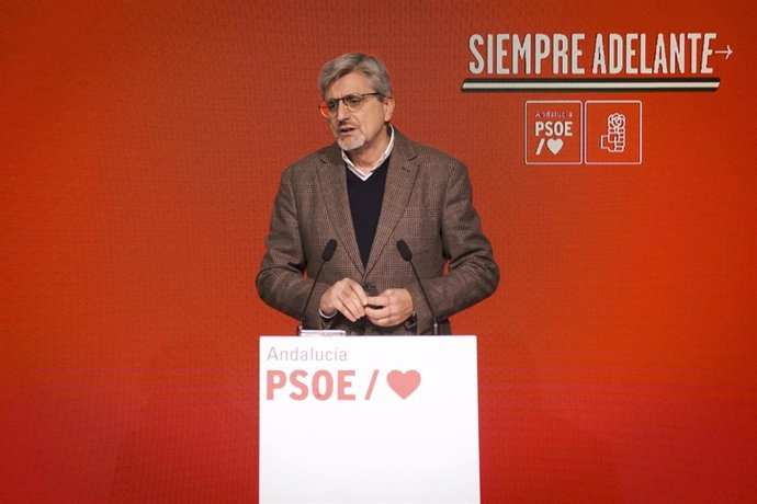 Archivo - El portavoz adjunto del PSOE-A, Josele Aguilar, en rueda de prensa. (Foto de archivo).