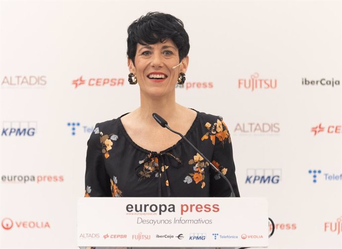 La ministra de Inclusión, Seguridad Social y Migraciones, Elma Saiz, interviene durante un desayuno informativo de Europa Press, en el Hotel InterContinental, a 8 de febrero de 2024, en Madrid (España).