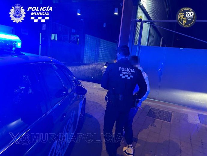 Imagen de uno de los detenidos, custodiado por la Policía Local