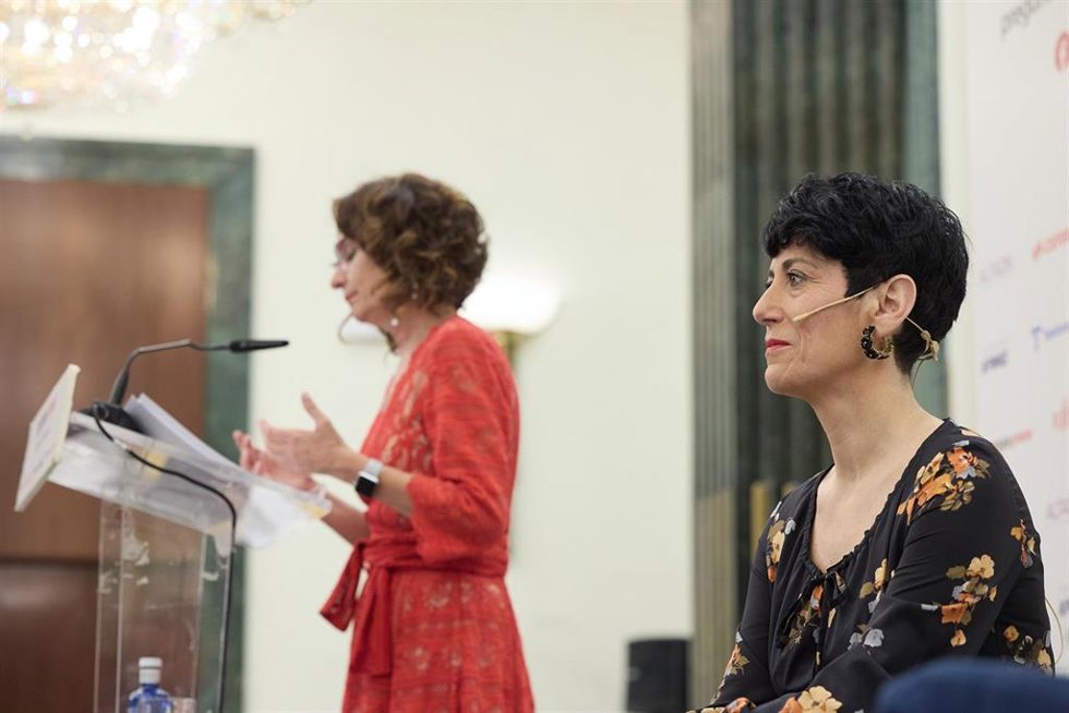 La vicepresidenta primera y ministra de Hacienda, María Jesús Montero, interviene durante un desayuno informativo de Europa Press, en el Hotel InterContinental, a 8 de febrero de 2024, en Madrid (España).