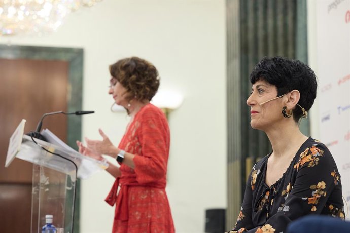 La vicepresidenta primera y ministra de Hacienda, María Jesús Montero, interviene durante un desayuno informativo de Europa Press, en el Hotel InterContinental, a 8 de febrero de 2024, en Madrid (España).