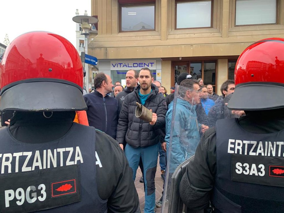 Concentración de ganaderos ante el Gobierno Vasco durante la que se han vivido algunos momentos de tensión