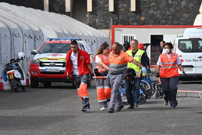 Imagen de archivo de equipos sanitarios atendiendo a varios migrantes 