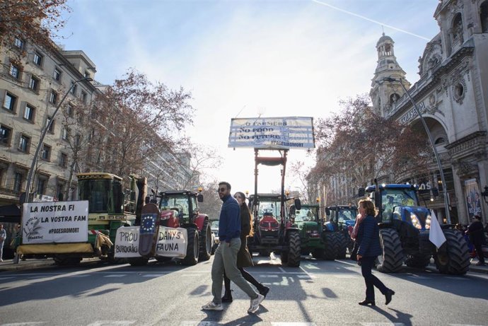 Varios tractores de agricultores llegan a la conselleria de Acción Climática durante una manifestación en la segunda jornada de protestas, a 7 de febrero de 2024 en Barcelona