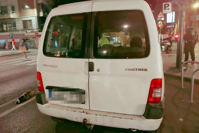 Imagen de la furgoneta aparcada en la Gran Vía