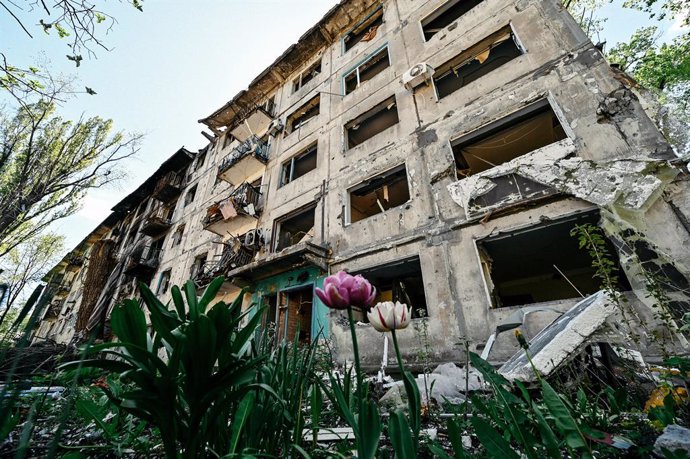 Archivo - Un edificio residencial destruido por los ataques del Ejército de Rusia contra la ciudad de Avdiivka, en la provincia de Donetsk, en el este de Ucrania (archivo)