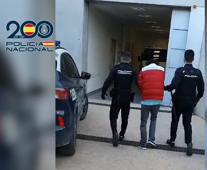 Imagen del detenido, custodiado por agentes de la Policía Nacional