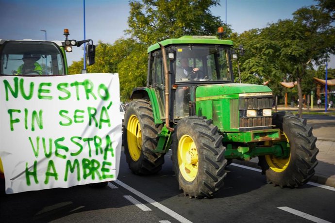 Tractorada de protesta en la calle Virgen del Patrocinio, una de las entradas a Sevilla, este pasado martes
