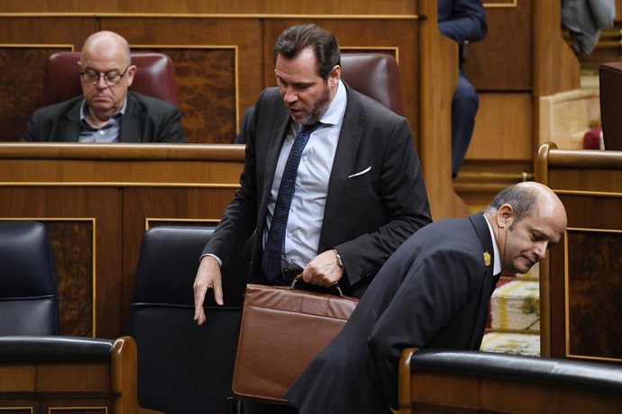 El ministro de Transportes y Movilidad Sostenible, Óscar Puente, durante una sesión plenaria en el Congreso de los Diputados, a 6 de febrero de 2024