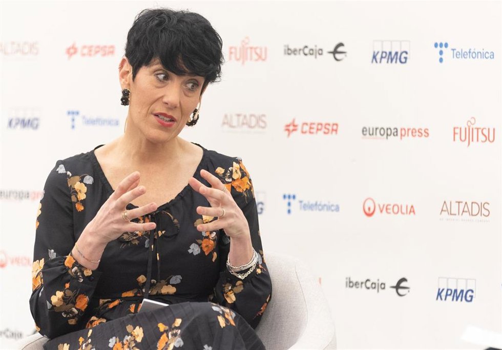 La ministra de Inclusión, Seguridad Social y Migraciones, Elma Saiz, interviene durante un desayuno informativo de Europa Press, en el Hotel InterContinental, a 8 de febrero de 2024, en Madrid (España).