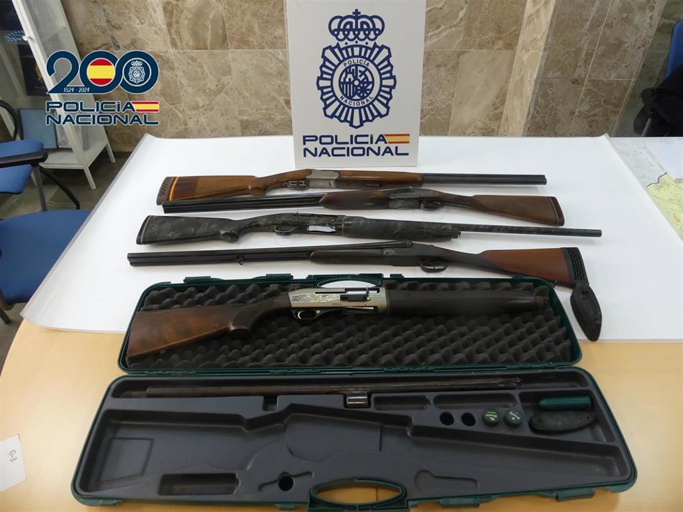 Escopetas intervenidas por la Policía durante la operación.
