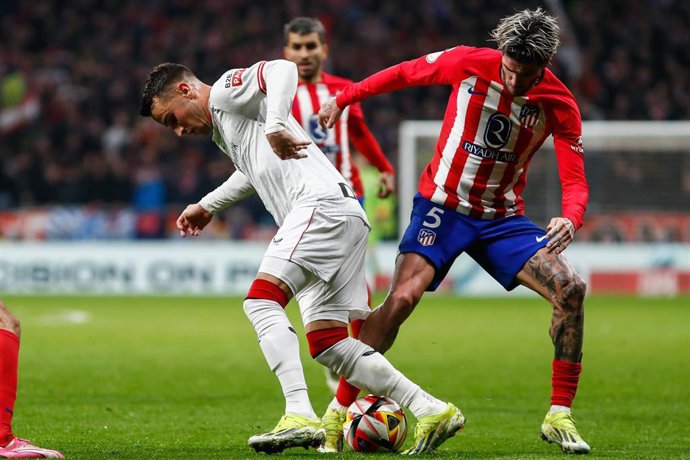 Álex Berenguer (Athletic Club) pugna con Rodrigo de Paul (Atlético de Madrid), en la ida de semifinales de la Copa del Rey 2023-2024, disputada en el Cívitas Metropolitano.  