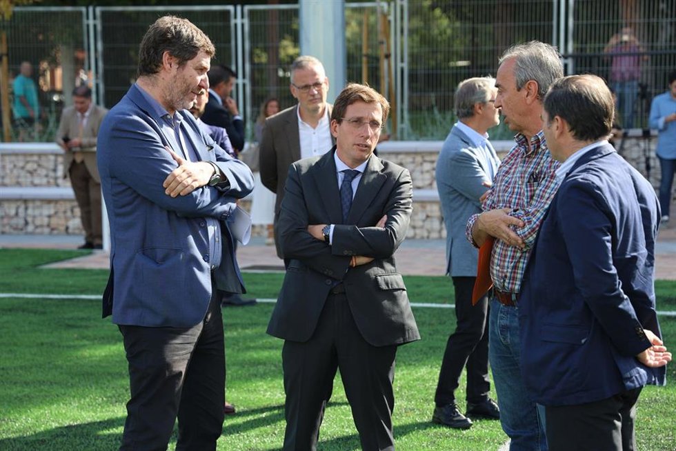 Archivo - El concejal del distrito de Latina, Alberto González (i), y el alcalde de Madrid, José Luis Martínez-Almeida (2i)