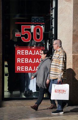 Archivo - Varias personas realizan compras en el  inicio de las primeras rebajas del año en comercios de la capital malagueña.  A 8 de enero de 2024, en Málaga (Andalucía, España).