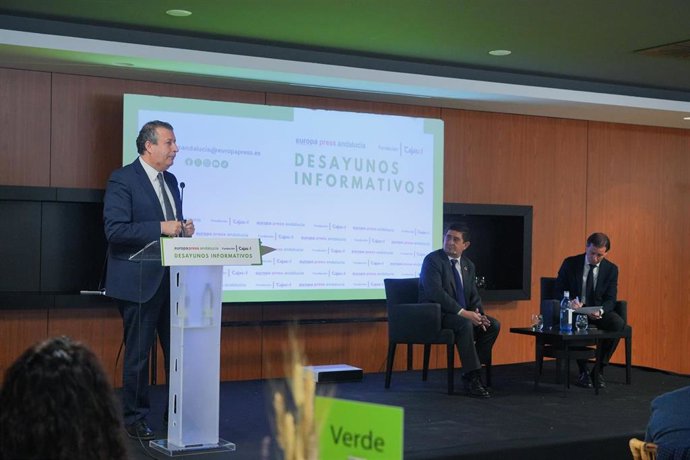 El presidente de la Diputación de Sevilla Javier Fernández, interviene en el desayuno informativo de Europa Press protagonizado por su homólogo jiennense.