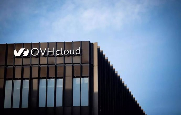 Logotipo de OVHcLoud en su sede de París