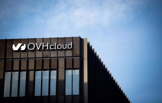 Logotipo de OVHCLoud en su sede de París