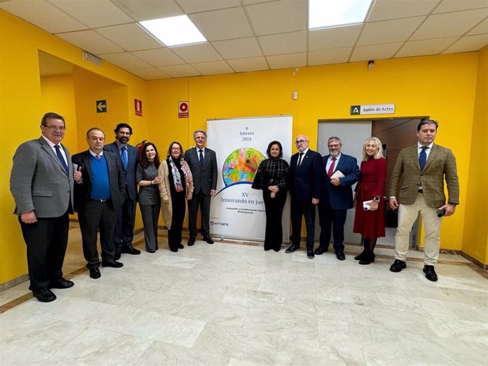 La consejera de Salud y Consumo de la Junta de Andalucía, Catalina García, ha inaugurado en el Hospital Doctor Muñoz Cariñanos de Sevilla la XV edición de 'Innovando en Jueves'