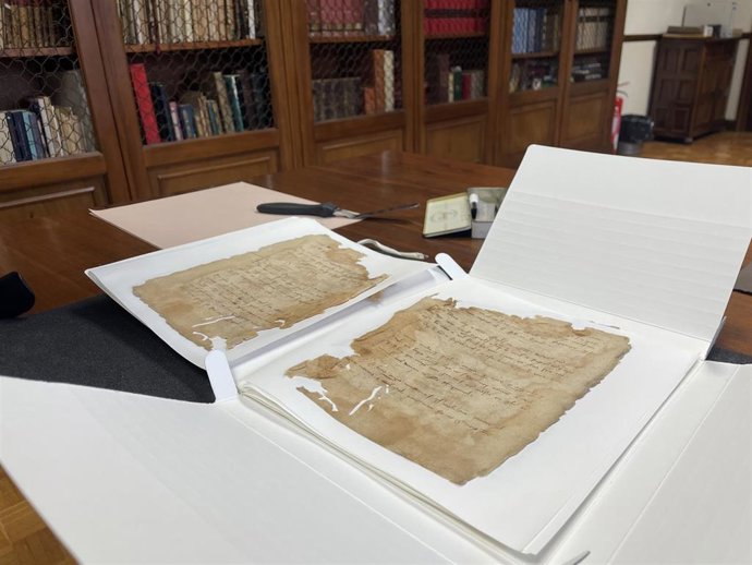 Hallan un fragmento de cancionero trovadoresco del siglo XIV en la Catedral de Barcelona