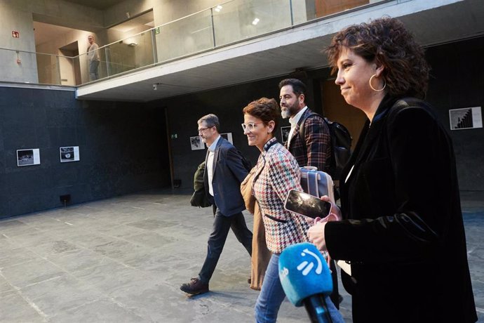 Archivo - La presidenta del Gobierno de Navarra, María Chivite y el portavoz parlamentario del PSN, Ramón Alzórriz, a su llegada a una sesión plenaria en el Parlamento de Navarra.