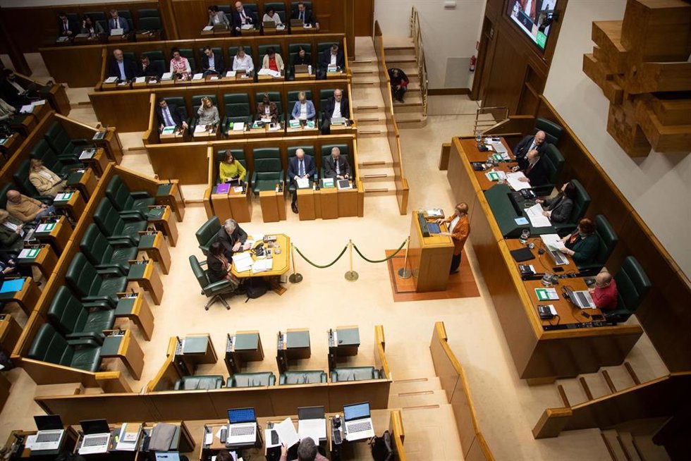 La consejera Tapia interviene en el pleno para presentar la ley de Transición Energética