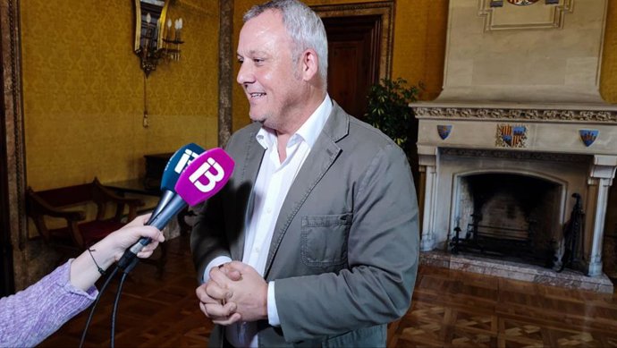 El portavoz de MÉS per Mallorca en el Consell, Jaume Alzamora, atendiendo a los medios.